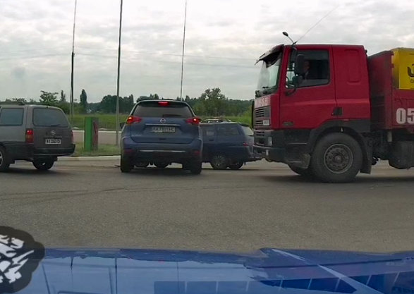 ДТП Харьков: водитель помял иномарку, вылетев из-за грузовика